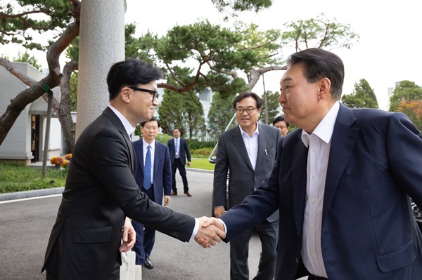 윤석열 대통령, 한동훈 대표와 악수 윤석열 대통령이 21일 서울 용산 대통령실에서 국민의힘 한동훈 대표를 만나 악수하고 있다. 2024.10.21 [대통령실 제공]