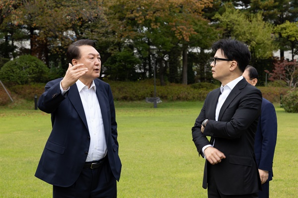 윤석열 대통령, 국민의힘 한동훈 대표와 대화 윤석열 대통령이 21일 서울 용산 대통령실 파인그라스 앞 잔디마당에서 국민의힘 한동훈 대표를 만나 대화하고 있다. 2024.10.21 [대통령실 제공]