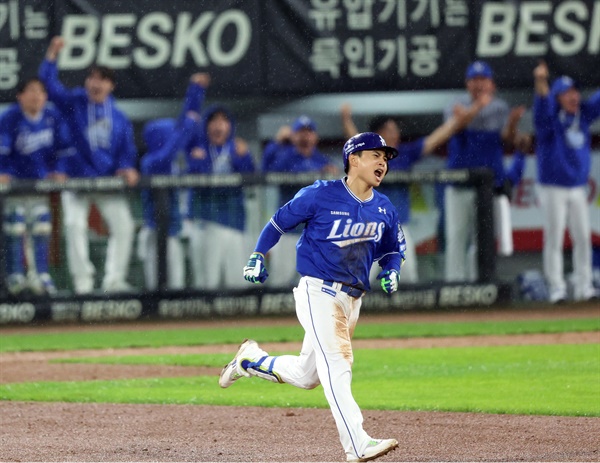 김헌곤 솔로포에 신난 삼성 21일 광주 기아챔피언스필드에서 열린 2024 신한 SOL 뱅크 KBO 포스트시즌 한국시리즈 1차전 삼성 라이온즈와 KIA 타이거즈의 경기. 6회초 선두타자로 나선 삼성 김헌곤이 솔로홈런을 친 뒤 그라운드를 달리고 있다. 