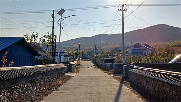  홍범도의 봉오동전적지 뒤편에 있는 고려인촌 모습. 뒤에 보이는 산봉우리만 넘으면 봉오동이 있다. 한국의 시골농촌 마을을 닮았다