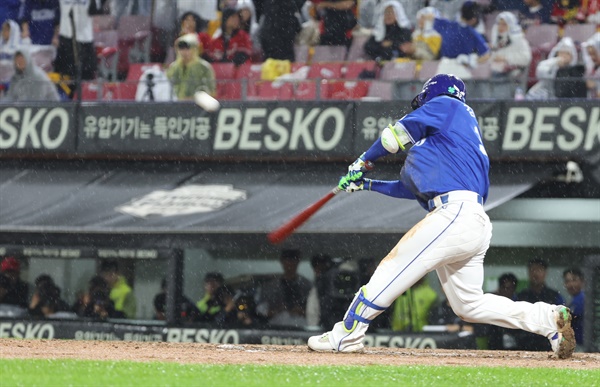  21일 광주 기아챔피언스필드에서 열린 2024 신한 SOL뱅크 KBO 포스트시즌 한국시리즈 1차전 삼성 라이온즈와 KIA 타이거즈의 경기. 6회 초 삼성 김헌곤이 솔로 홈런을 치고 있다. 2024.10.21