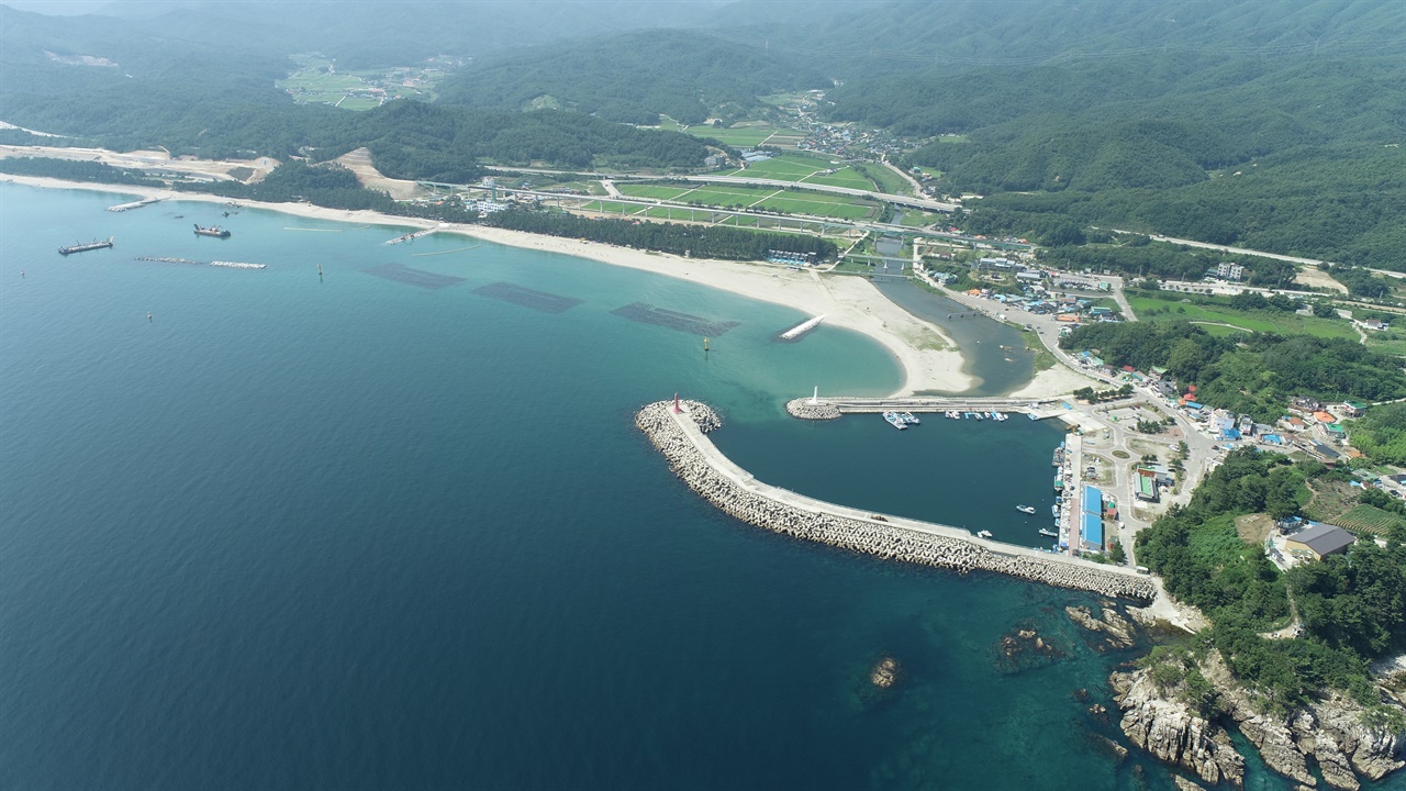 삼척 궁촌항 주천에서 내려온 토사가 항입구를 막는다