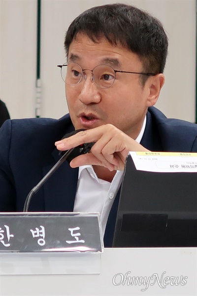  한병도 더불어민주당 의원이 22일 오전 광주 서구 광주광역시청 중회의실에서 진행된 국회 행정안전위원회 광주광역시 국정감사에서 질의하고 있다.