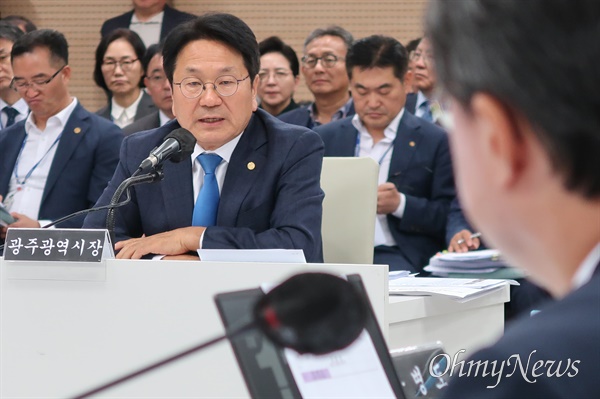  국회 행정안전위원회 광주광역시 국정감사가 22일 오전 광주 서구 광주광역시청 중회의실에서 진행됐다. 강기정 광주광역시장이 채현일 더불어민주당 의원의 질의에 답하고 있다.