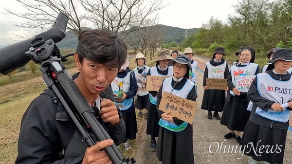  합강습지에서 수녀들에게 설명을 하고 있는 이경호 대전환경운동연합 사무처장