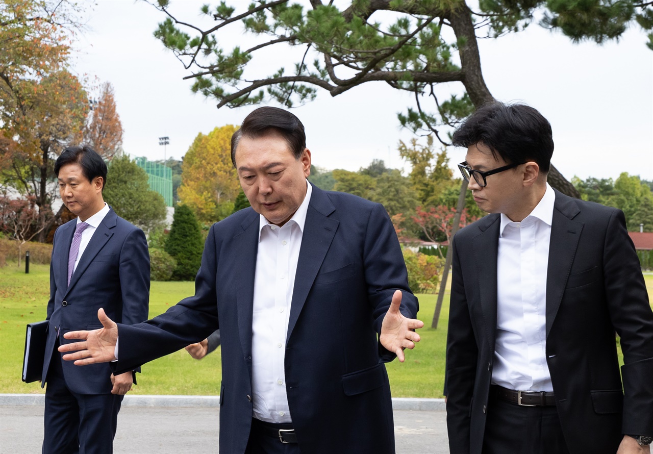  윤석열 대통령이 21일 서울 용산 대통령실에서 국민의힘 한동훈 대표를 만나 차담 장소인 파인그라스로 이동하며 대화하고 있다. 2024.10.21 [대통령실 제공]