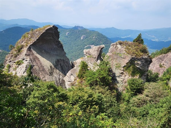 오봉산 칼바위 오봉산 칼바위는 뾰족한 바위산이다. 원효대사가 수행했다고도 알려지고 있다. 보기에 따라서는 매처럼 보이기도 한다. 바위 아래에 굴도 있어서 사람이 피난하기에 적합하다. 맞은 편 고흥에서도 보면 가끔 큰 불이 보였다고 한다. 이곳 사람들은 호랑이를 잡기 위해서 피운 불이라고 알고 있다. 숨겨진 칼이라고 이름 짓는다.