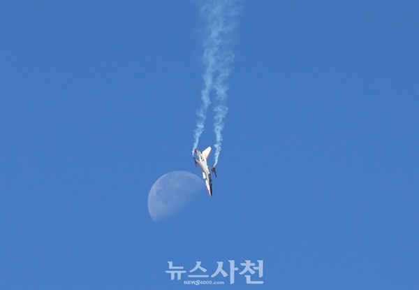  우주항공도시 사천을 대표하는 가을 축제이자 방위산업전시회인 2024 사천에어쇼가 하루 앞으로 다가왔다. 10월 23일 오전 청명한 가을 하늘 아래 에어쇼 연습 중인 공군 전투기와 KF-21 보라매, 공군 특수비행팀 블랙이글스의 에어쇼 연습 장면을 사진으로 담았다. 