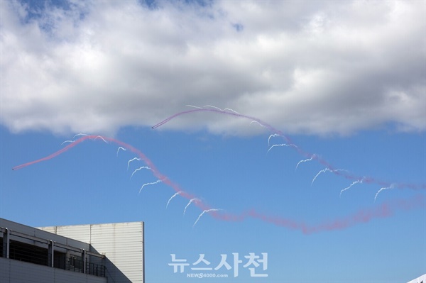  우주항공도시 사천을 대표하는 가을 축제이자 방위산업전시회인 2024 사천에어쇼가 하루 앞으로 다가왔다. 10월 23일 오전 청명한 가을 하늘 아래 에어쇼 연습 중인 공군 전투기와 KF-21 보라매, 공군 특수비행팀 블랙이글스의 에어쇼 연습 장면을 사진으로 담았다. 