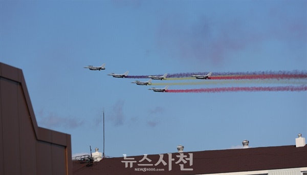  우주항공도시 사천을 대표하는 가을 축제이자 방위산업전시회인 2024 사천에어쇼가 하루 앞으로 다가왔다. 10월 23일 오전 청명한 가을 하늘 아래 에어쇼 연습 중인 공군 전투기와 KF-21 보라매, 공군 특수비행팀 블랙이글스의 에어쇼 연습 장면을 사진으로 담았다. 