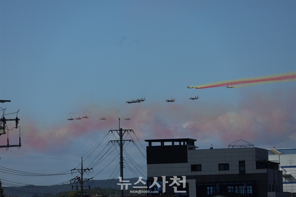  우주항공도시 사천을 대표하는 가을 축제이자 방위산업전시회인 2024 사천에어쇼가 하루 앞으로 다가왔다. 10월 23일 오전 청명한 가을 하늘 아래 에어쇼 연습 중인 공군 전투기와 KF-21 보라매, 공군 특수비행팀 블랙이글스의 에어쇼 연습 장면을 사진으로 담았다. 