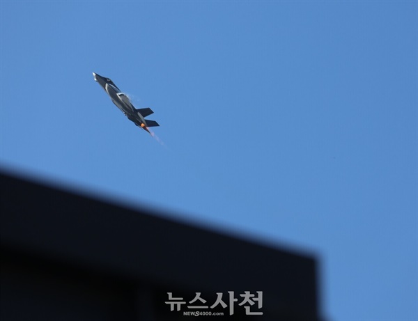  우주항공도시 사천을 대표하는 가을 축제이자 방위산업전시회인 2024 사천에어쇼가 하루 앞으로 다가왔다. 10월 23일 오전 청명한 가을 하늘 아래 에어쇼 연습 중인 공군 전투기와 KF-21 보라매, 공군 특수비행팀 블랙이글스의 에어쇼 연습 장면을 사진으로 담았다. 