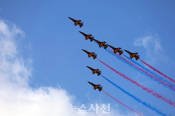  우주항공도시 사천을 대표하는 가을 축제이자 방위산업전시회인 2024 사천에어쇼가 하루 앞으로 다가왔다. 10월 23일 오전 청명한 가을 하늘 아래 에어쇼 연습 중인 공군 전투기와 KF-21 보라매, 공군 특수비행팀 블랙이글스의 에어쇼 연습 장면을 사진으로 담았다. 