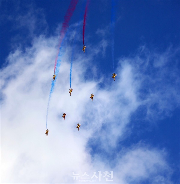  우주항공도시 사천을 대표하는 가을 축제이자 방위산업전시회인 2024 사천에어쇼가 하루 앞으로 다가왔다. 10월 23일 오전 청명한 가을 하늘 아래 에어쇼 연습 중인 공군 전투기와 KF-21 보라매, 공군 특수비행팀 블랙이글스의 에어쇼 연습 장면을 사진으로 담았다. 