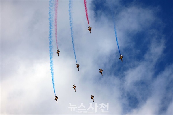  우주항공도시 사천을 대표하는 가을 축제이자 방위산업전시회인 2024 사천에어쇼가 하루 앞으로 다가왔다. 10월 23일 오전 청명한 가을 하늘 아래 에어쇼 연습 중인 공군 전투기와 KF-21 보라매, 공군 특수비행팀 블랙이글스의 에어쇼 연습 장면을 사진으로 담았다. 