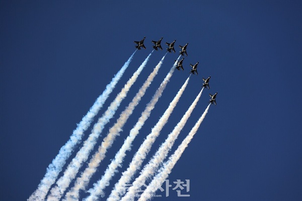  우주항공도시 사천을 대표하는 가을 축제이자 방위산업전시회인 2024 사천에어쇼가 하루 앞으로 다가왔다. 10월 23일 오전 청명한 가을 하늘 아래 에어쇼 연습 중인 공군 전투기와 KF-21 보라매, 공군 특수비행팀 블랙이글스의 에어쇼 연습 장면을 사진으로 담았다. 