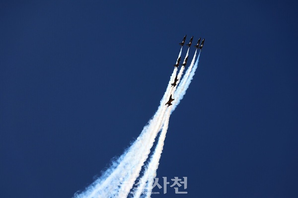  우주항공도시 사천을 대표하는 가을 축제이자 방위산업전시회인 2024 사천에어쇼가 하루 앞으로 다가왔다. 10월 23일 오전 청명한 가을 하늘 아래 에어쇼 연습 중인 공군 전투기와 KF-21 보라매, 공군 특수비행팀 블랙이글스의 에어쇼 연습 장면을 사진으로 담았다. 