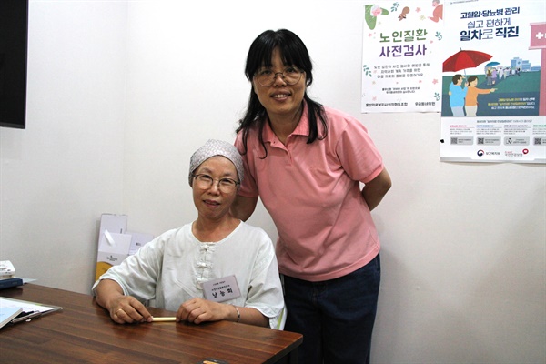  홍성 의료복지 사회적 협동조합 봉사자 남능희씨(왼쪽), 살구씨(오른쪽).