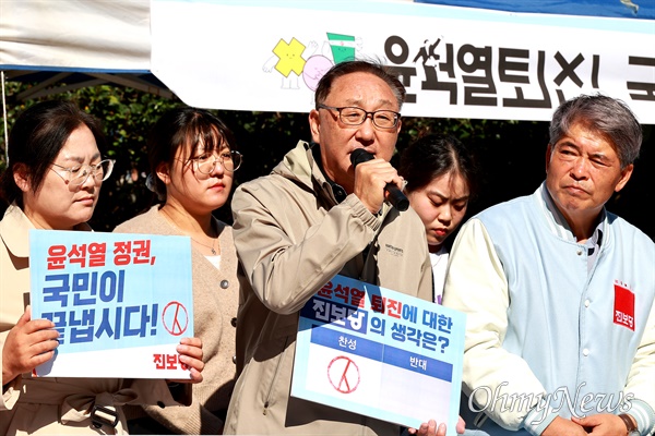  진보당 경남도당은 23일 창원 한서빌딩 앞에서 "윤석열 퇴진 국민투표 돌입-현장투표소(천막농성) 설치 선포"를 했다.