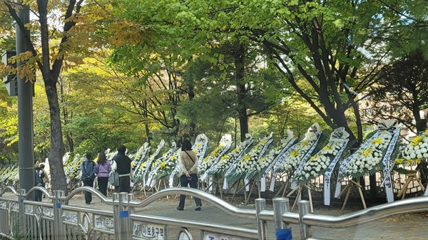  경기도 성남시의원의 자녀가 연루된 학교폭력이 발생한 성남의 한 초등학교 인근. 지역 학부모들이 보낸 근조화환이 연이어 설치돼 있다. 