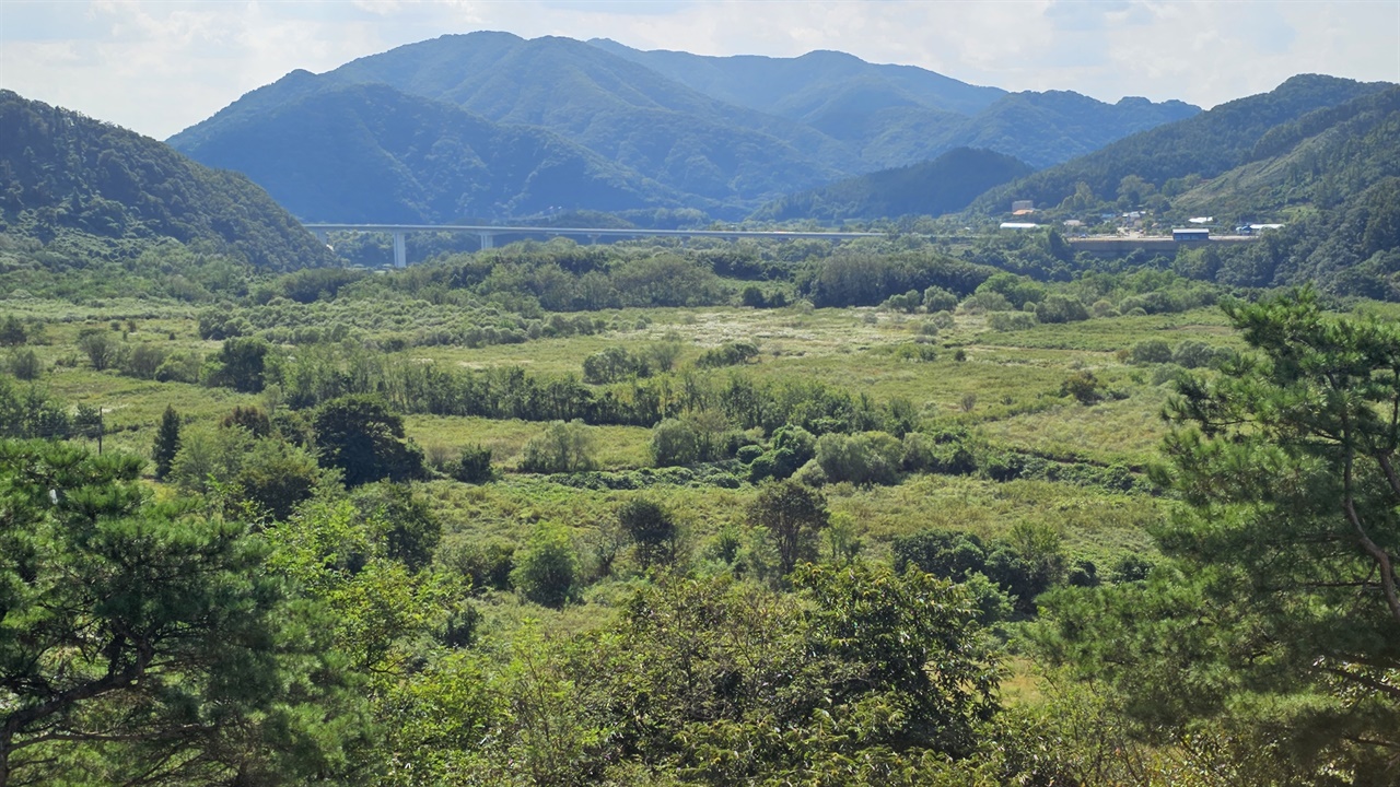 한탄강변의 용암대지 50여 만년전 발생한 화산폭발로 생겨난 용암대지