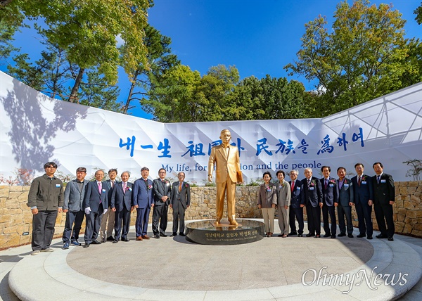  영남대는 23일 개교 77주년을 맞아 천마아너스파크에 박정희 전 대통령 동상을 건립하고 제막식을 가졌다.