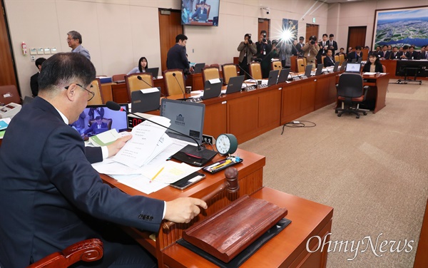 국회 국토위, '대통령 관저 불법 증축 의혹' 증인 동행명령장 발부 맹성규 국회 국토교통위원장이 24일 오전 서울 여의도 국회에서 열린 국토교통위원회 종합감사 도중 대통령 관저 불법 증축 의혹과 관련해 불출석한 증인 김태영 21그램 대표, 이재선 (유)원탑종합건설 대표, 전해갑 아원고택 대표에 대한 동행명령장 발부의 건을 통과시키기고 있다. 
