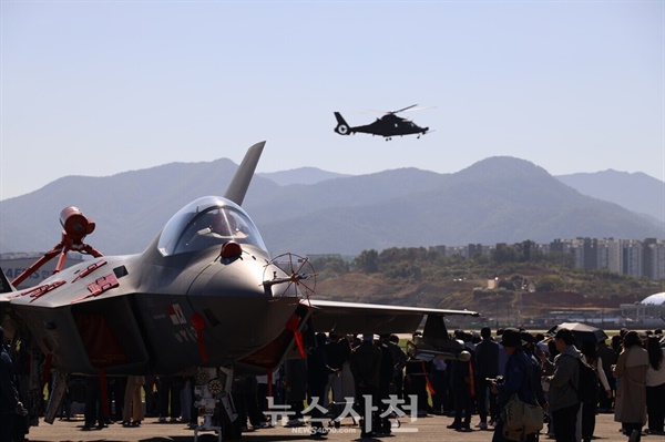  우주항공도시 사천을 대표하는 가을 축제인 2024 사천에어쇼가 10월 24일 사천비행장 일원에서 힘찬 비상을 알렸다. 사진은 소형무장헬기(LAH) 기동 모습.