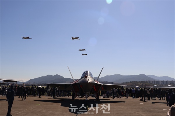  우주항공도시 사천을 대표하는 가을 축제인 2024 사천에어쇼가 10월 24일 사천비행장 일원에서 힘찬 비상을 알렸다. KT-1 편대 기동 모습.