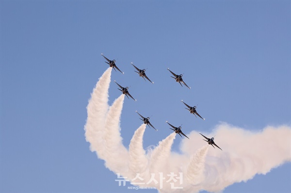  우주항공도시 사천을 대표하는 가을 축제인 2024 사천에어쇼가 10월 24일 사천비행장 일원에서 힘찬 비상을 알렸다. 블랙이글스 화려한 에어쇼 모습.