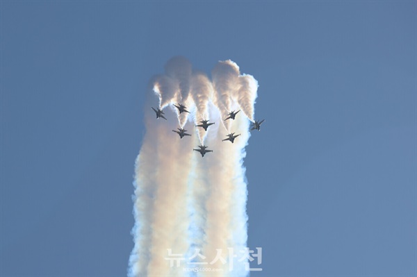  우주항공도시 사천을 대표하는 가을 축제인 2024 사천에어쇼가 10월 24일 사천비행장 일원에서 힘찬 비상을 알렸다. 블랙이글스 화려한 에어쇼 모습.