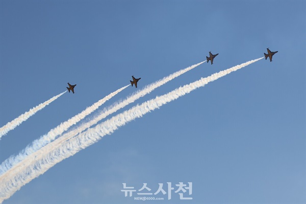  우주항공도시 사천을 대표하는 가을 축제인 2024 사천에어쇼가 10월 24일 사천비행장 일원에서 힘찬 비상을 알렸다. 블랙이글스 화려한 에어쇼 모습.