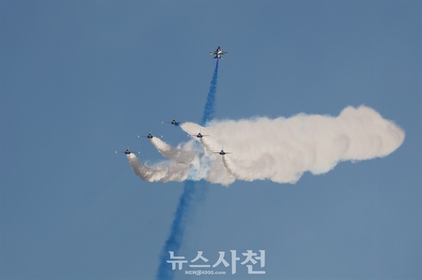  우주항공도시 사천을 대표하는 가을 축제인 2024 사천에어쇼가 10월 24일 사천비행장 일원에서 힘찬 비상을 알렸다. 블랙이글스 화려한 에어쇼 모습.