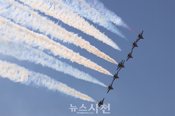  우주항공도시 사천을 대표하는 가을 축제인 2024 사천에어쇼가 10월 24일 사천비행장 일원에서 힘찬 비상을 알렸다. 블랙이글스 에어쇼 모습.