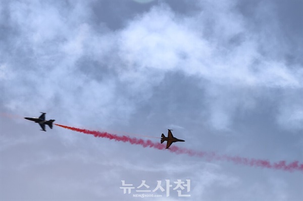  우주항공도시 사천을 대표하는 가을 축제인 2024 사천에어쇼가 10월 24일 사천비행장 일원에서 힘찬 비상을 알렸다. 블랙이글스 에어쇼 모습.