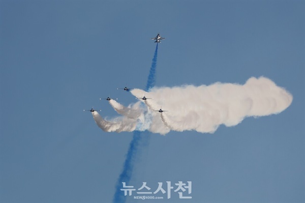  우주항공도시 사천을 대표하는 가을 축제인 2024 사천에어쇼가 10월 24일 사천비행장 일원에서 힘찬 비상을 알렸다. 블랙이글스 에어쇼 모습.