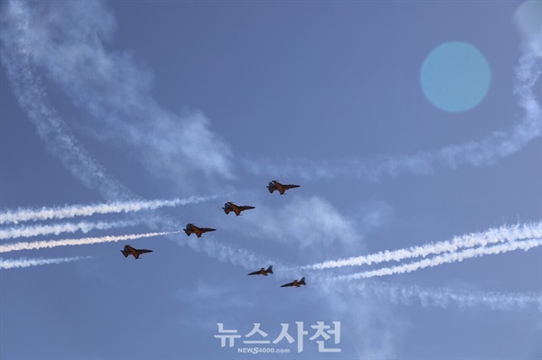  우주항공도시 사천을 대표하는 가을 축제인 2024 사천에어쇼가 10월 24일 사천비행장 일원에서 힘찬 비상을 알렸다. 블랙이글스 에어쇼 모습.