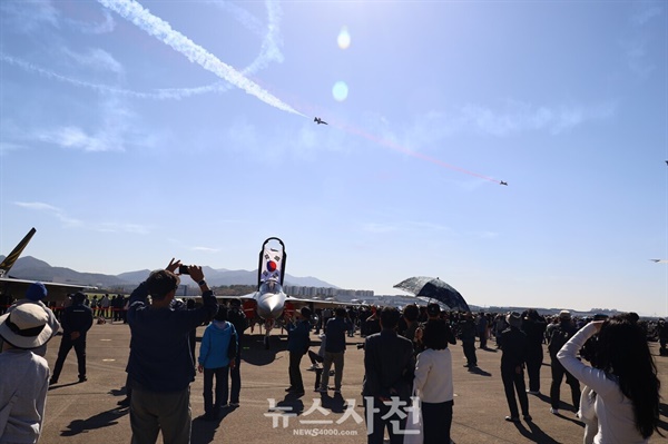  우주항공도시 사천을 대표하는 가을 축제인 2024 사천에어쇼가 10월 24일 사천비행장 일원에서 힘찬 비상을 알렸다. 블랙이글스 에어쇼 모습.