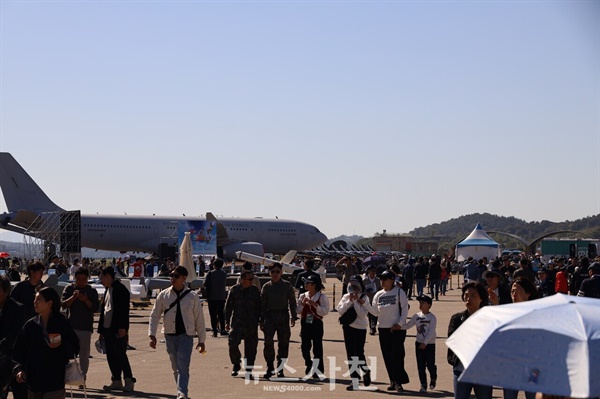  우주항공도시 사천을 대표하는 가을 축제인 2024 사천에어쇼가 10월 24일 사천비행장 일원에서 힘찬 비상을 알렸다. 