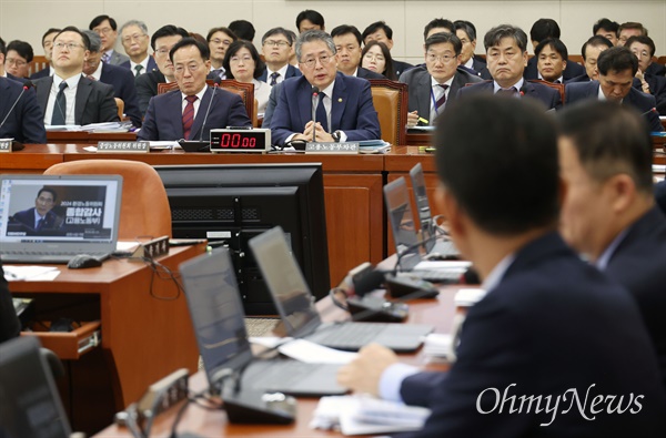  김주영 더불어민주당(경기 김포시갑) 의원이 25일 오후 서울 여의도 국회 환경노동위원회의 고용노동부, 경제사회노동위원회에 대한 종합감사에서 김민석 고용노동부 차관에게 질의하고 있다.