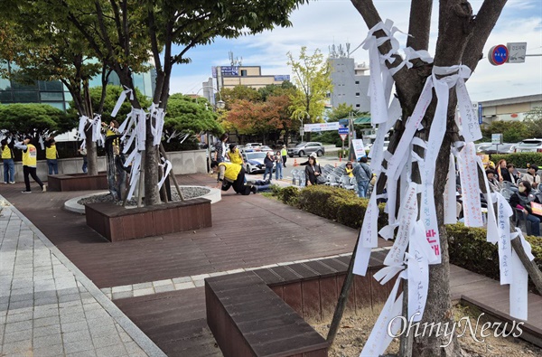  25일 오후 김해시청 앞에서 열린 “의무휴업일 평일 변경 반대, 불통행정 반대, 김해시 규탄 결의대회”