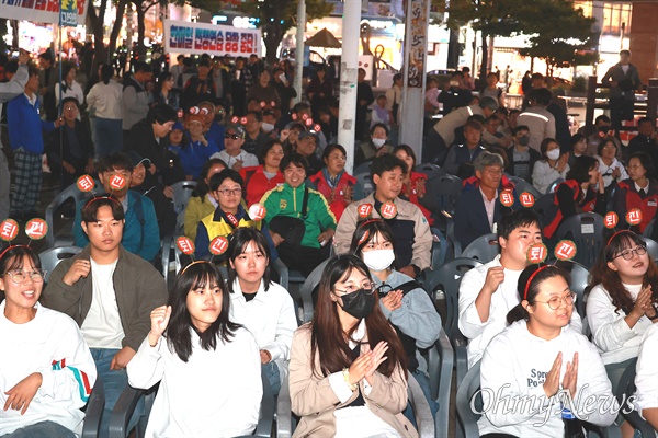  윤석열퇴진경남운동본부는 25일 저녁 창원 상남분수광장에서 "윤석열퇴진 경남도민대회"를 열었다.