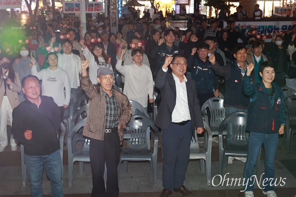  윤석열퇴진경남운동본부는 25일 저녁 창원 상남분수광장에서 "윤석열퇴진 경남도민대회"를 열었다.