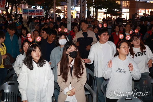  윤석열퇴진경남운동본부는 25일 저녁 창원 상남분수광장에서 "윤석열퇴진 경남도민대회"를 열었다.