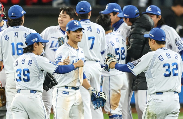  25일 대구 삼성라이온즈파크에서 열린 2024 신한 SOL뱅크 KBO 포스트시즌 한국시리즈 3차전 KIA 타이거즈와 삼성 라이온즈의 경기에서 4-2로 승리한 삼성 선수들이 기뻐하고 있다. 2024.10.25