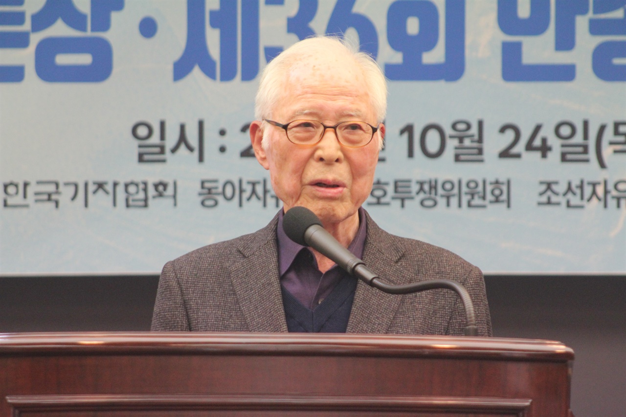 권영길의 축사 권영길 언론노조 초대 위원장은 “10·24 자유언론실천선언 50주년은 언론자유 정치 투쟁의 길 50년이었다.”면서 “이 긴 세월 동안 온갖 고난에도 굽힘 없이 언론 쟁취를 위해서 투쟁해 오신 조선투위, 동아투위 동지들께 깊은 존경과 감사의 인사를 드린다.”고 머리를 숙였다.