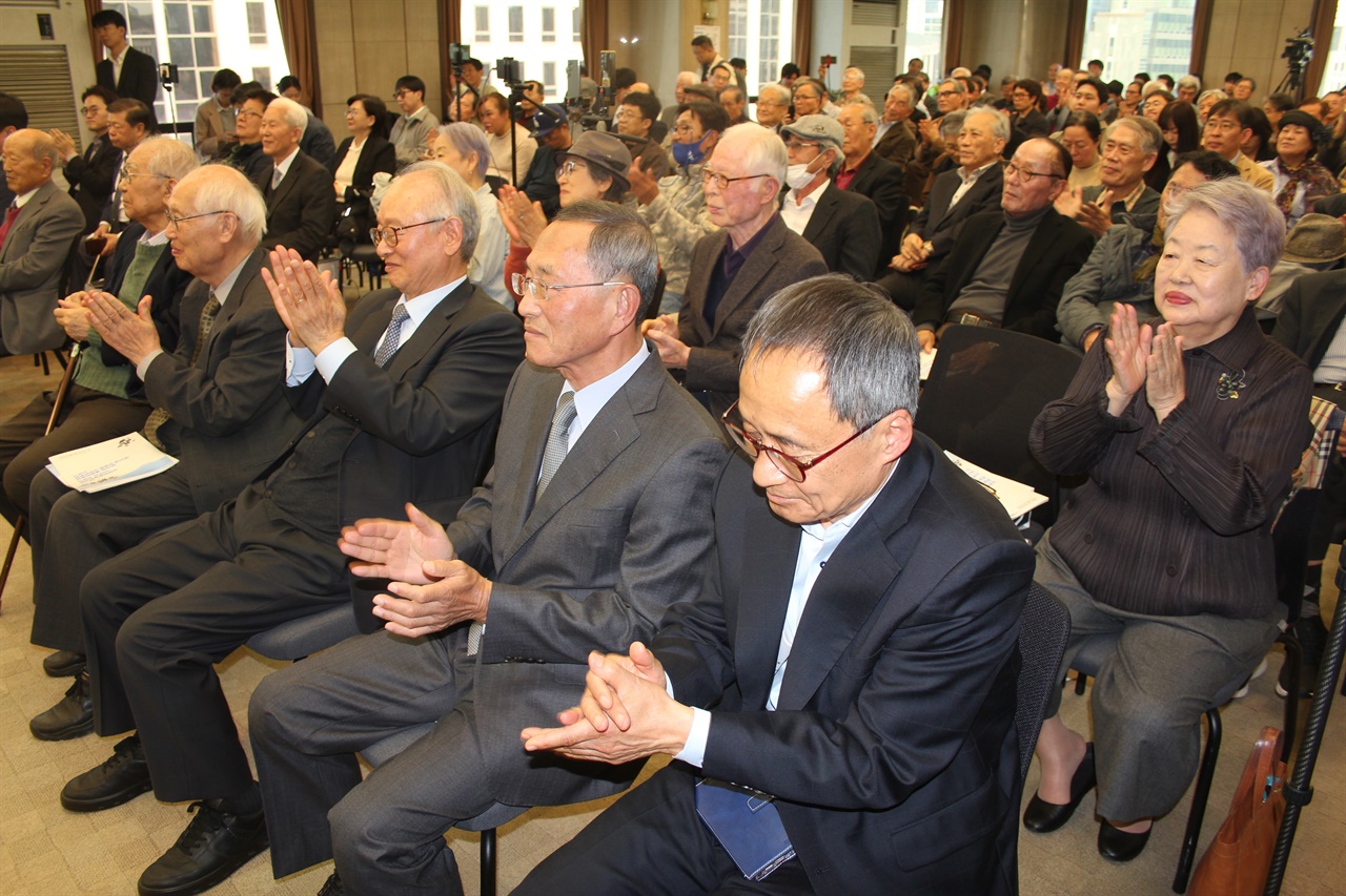 자유언론실천선언 50주년 기념식 24일 오후 3시, 자유언론실천선언 50주년 사업준비위원회는 서울 중구 한국프레스센터 19층 기자회견장에서 10·24 자유언론실천선언 50주년 기념식과 제30회 통일언론상·제36회 안종필자유언론상 시상식을 열었다. 사진은 앞줄의 언론계 원로들의 모습이다.