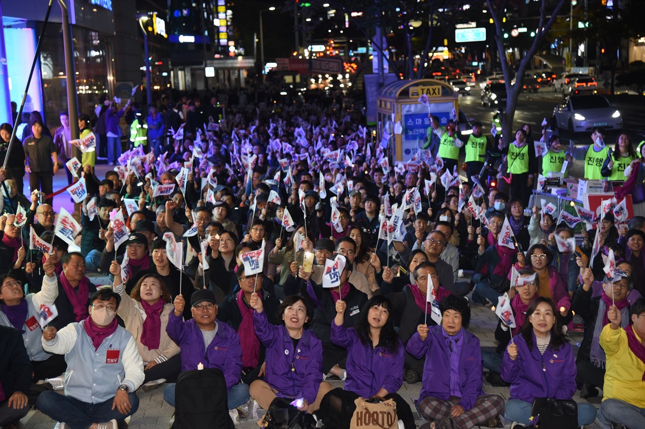  ‘윤석열정권퇴진 5차 대전시민대회’가 10월 25일(금) 오후 7시 은하수네거리(서구 둔산동)에서 진행됐다.