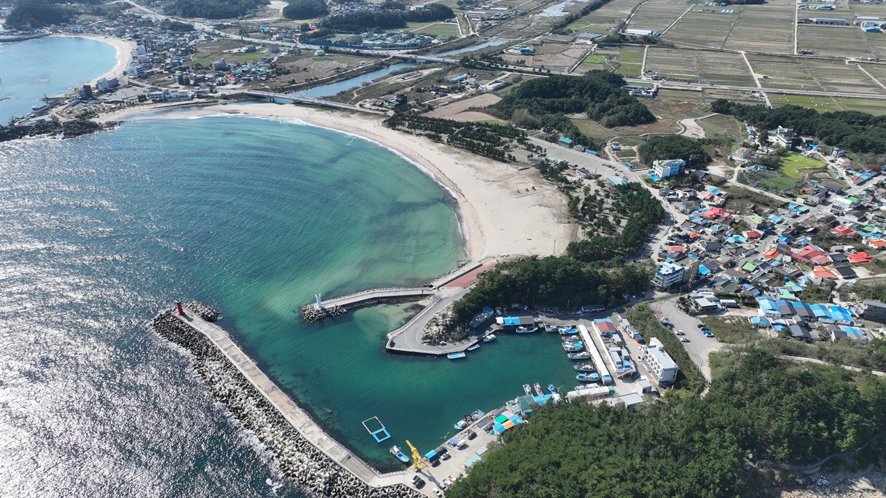 고성,백도항 백도해변 위쪽, 문암천에서 내려오는 토사가 항입구를 퇴적 시킨다