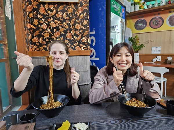  농사 일 마치고 경주 시내에 나가서 함께 짜장면을 먹었다. 처음 짜장면을 먹어본다는 이사멜라가 한입 먹어보더니 “Life is beautiful!" 이라고 말해 모두 웃었다.